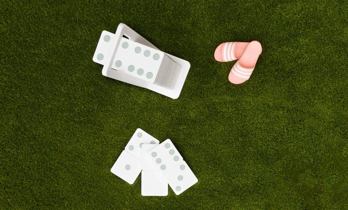 ALL-WEATHER DOMINOES