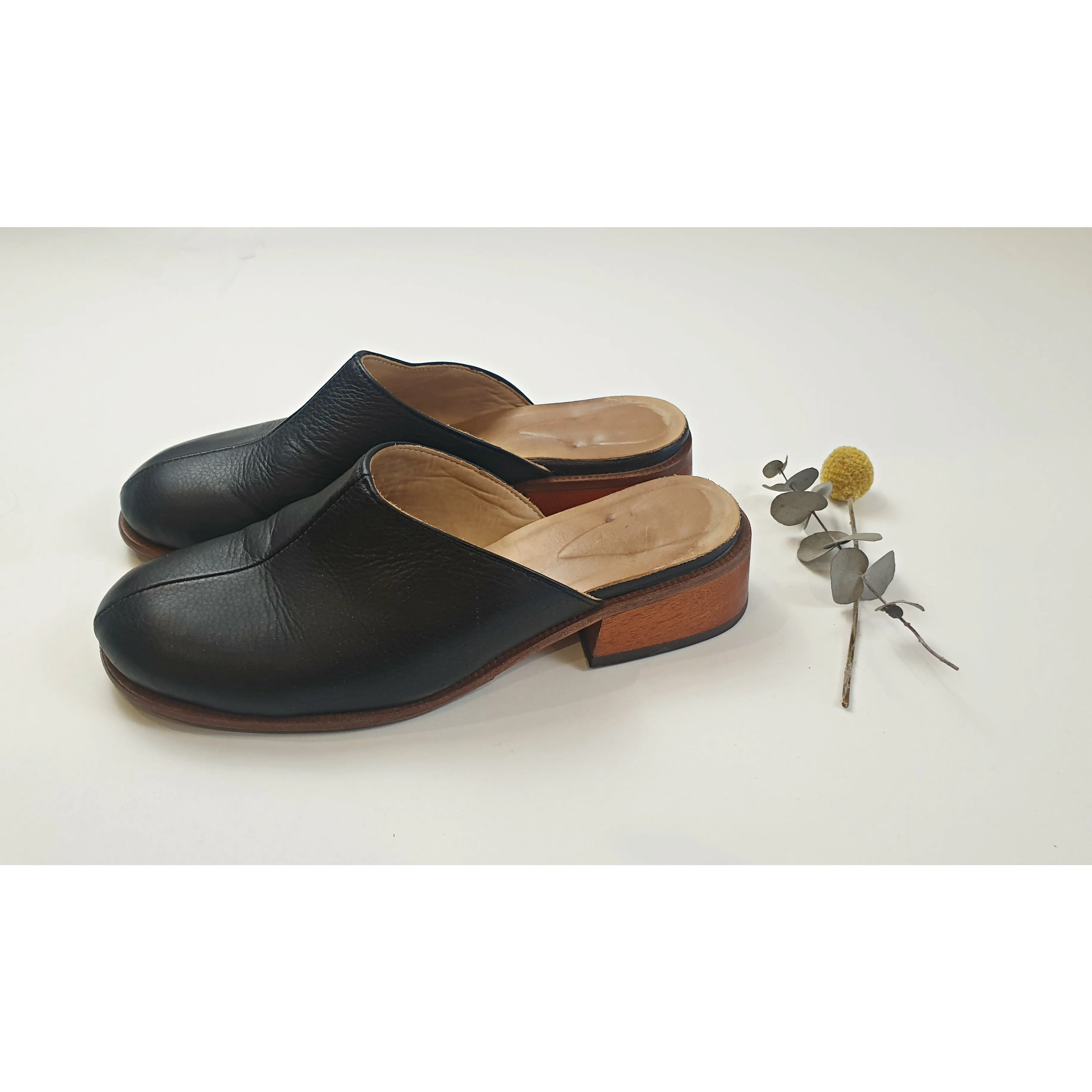 Black pre-owned leather slide on shoes with wooden heel size 40