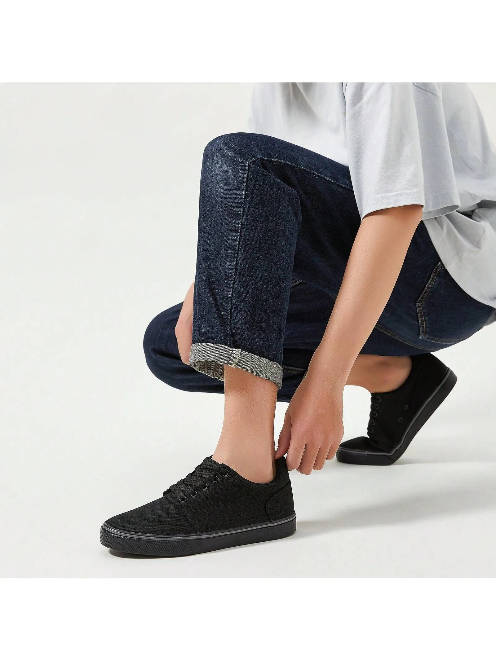 Men's Classic Canvas Sneakers: Comfortable Low-Top Lace-Up