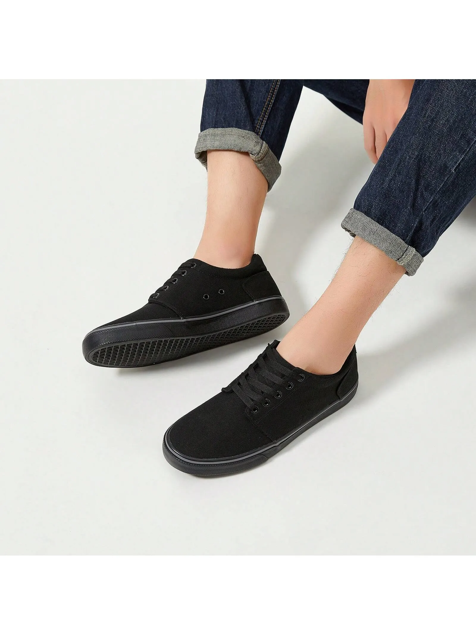 Men's Classic Canvas Sneakers: Comfortable Low-Top Lace-Up