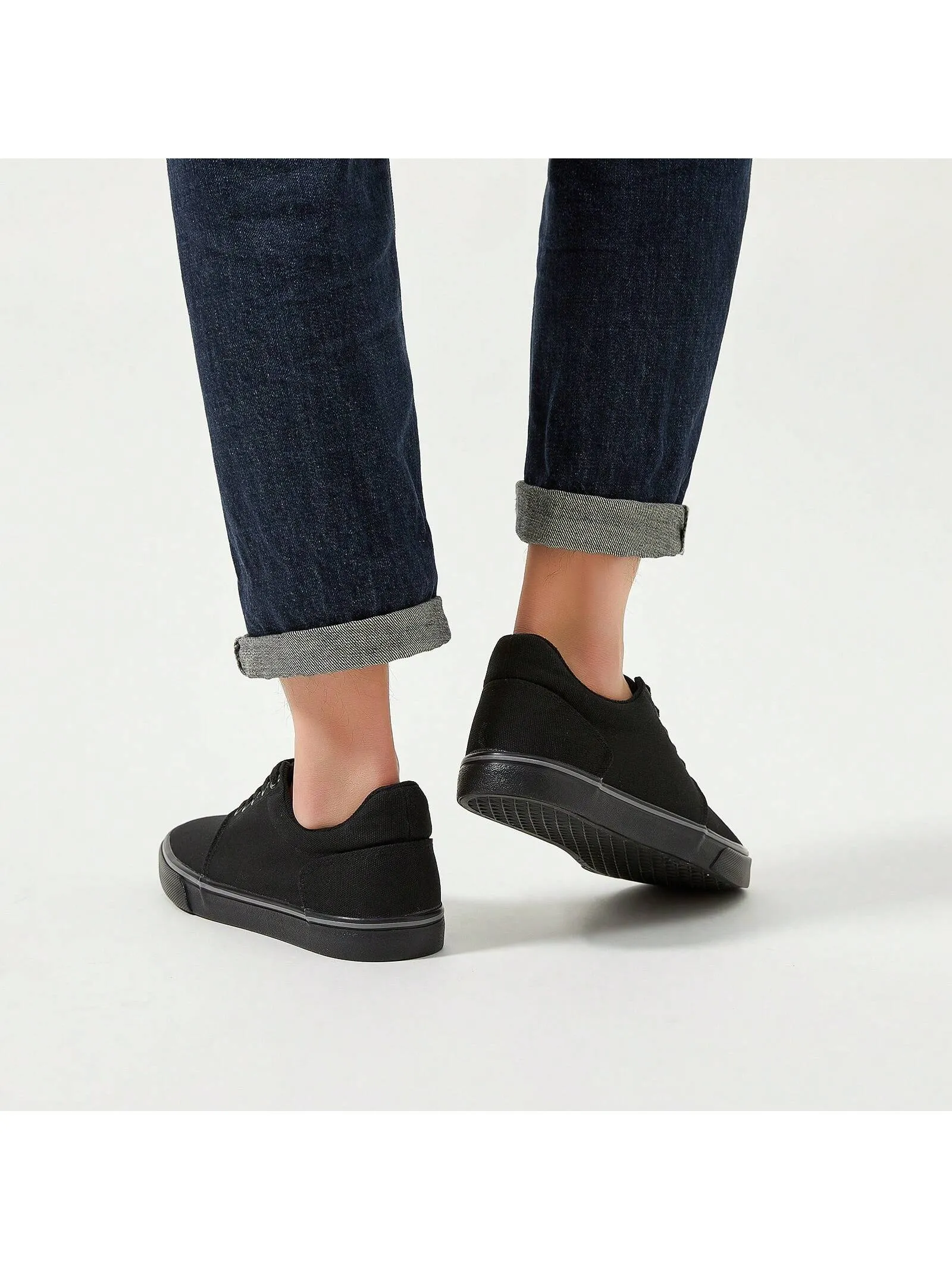 Men's Classic Canvas Sneakers: Comfortable Low-Top Lace-Up