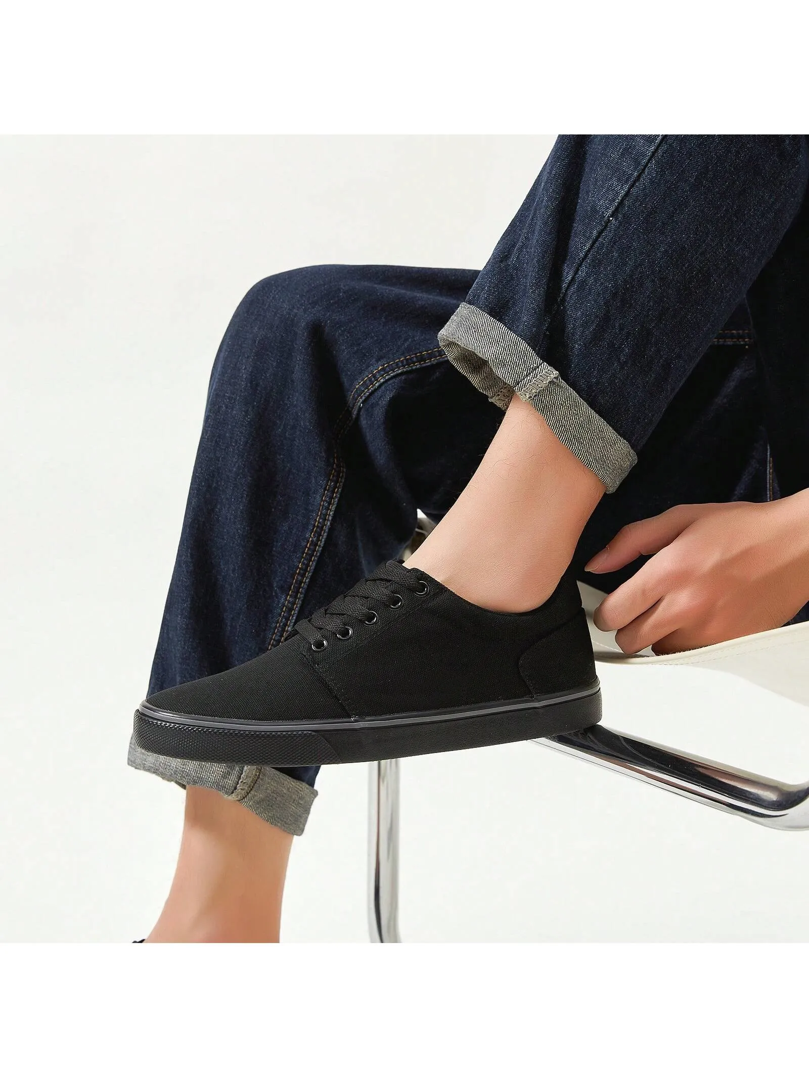 Men's Classic Canvas Sneakers: Comfortable Low-Top Lace-Up
