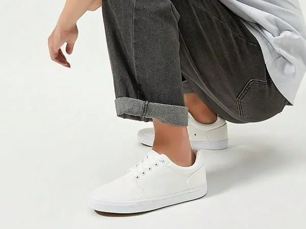 Men's Classic Canvas Sneakers: Comfortable Low-Top Lace-Up