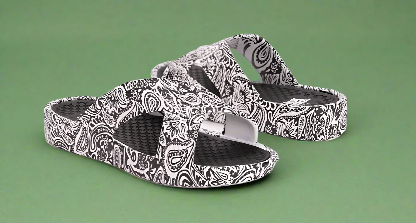 Size XL (11-12) White/Black Slide On Spa / Pool Sandals