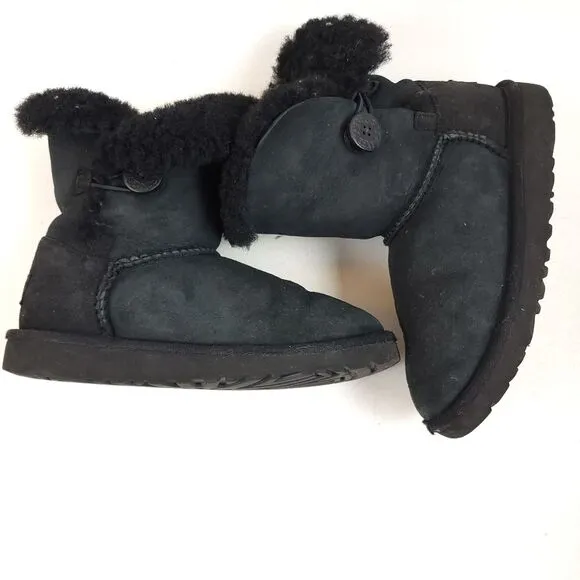 UGG® Girls' Black Bailey Button II Boots mini UGG shoes Size 2 05006076
