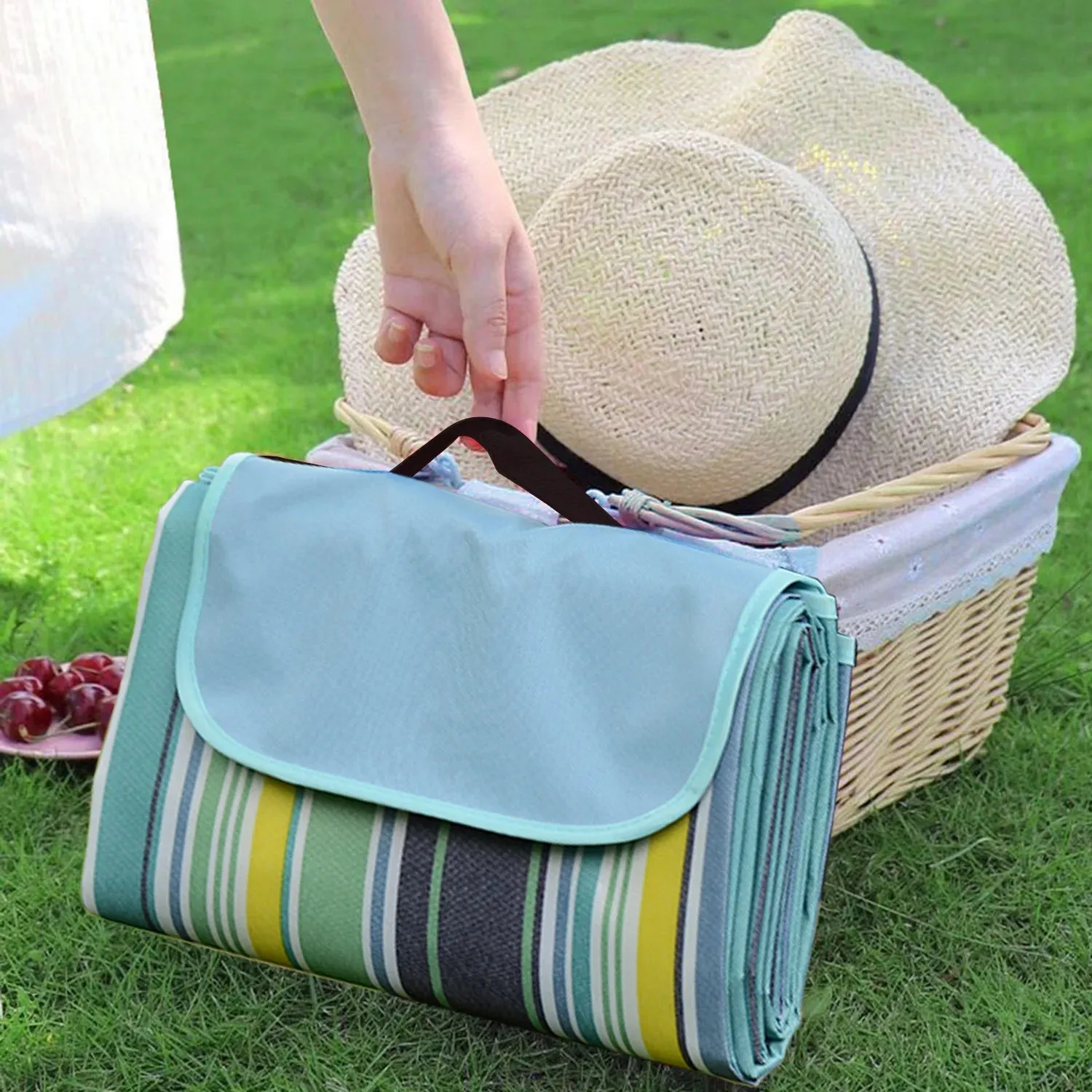 Waterproof Beach Blanket Portable Picnic Mat - Moisture Resistant Plaid Design for Family Beach Days